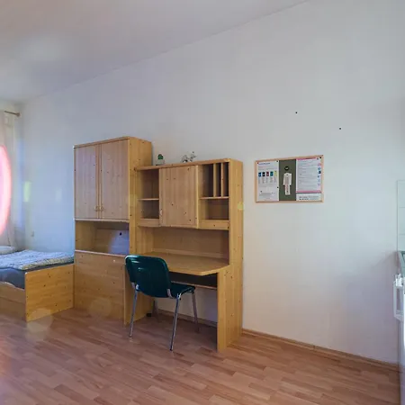 Apartmenthaus In Fuer Monteure * קמניץ