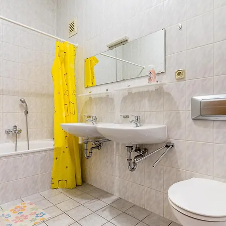 Apartmenthaus In Fuer Monteure * קמניץ